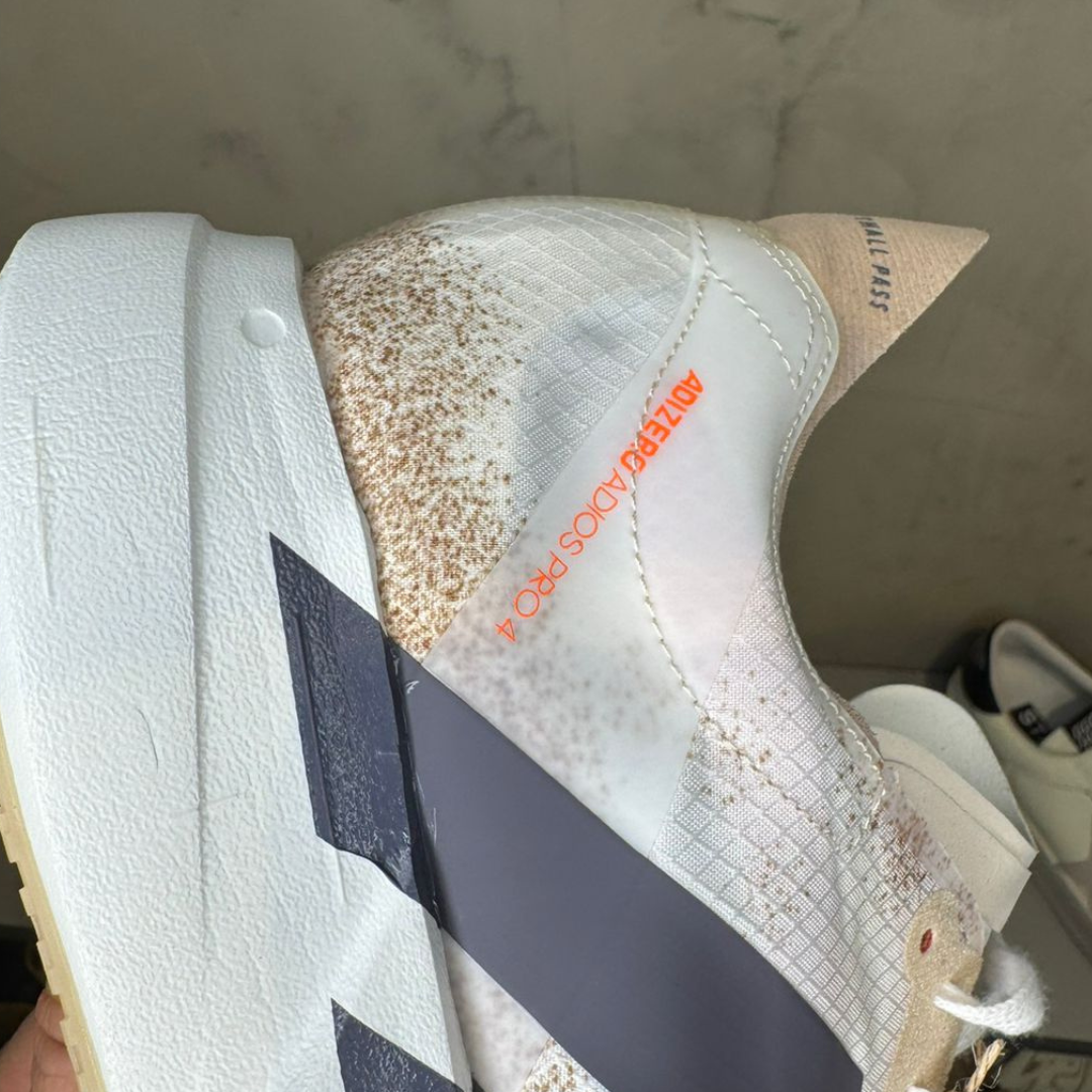 Tênis Adizero Adios Pro 4 (Chalk White / Grey Strata / Impact Orange)