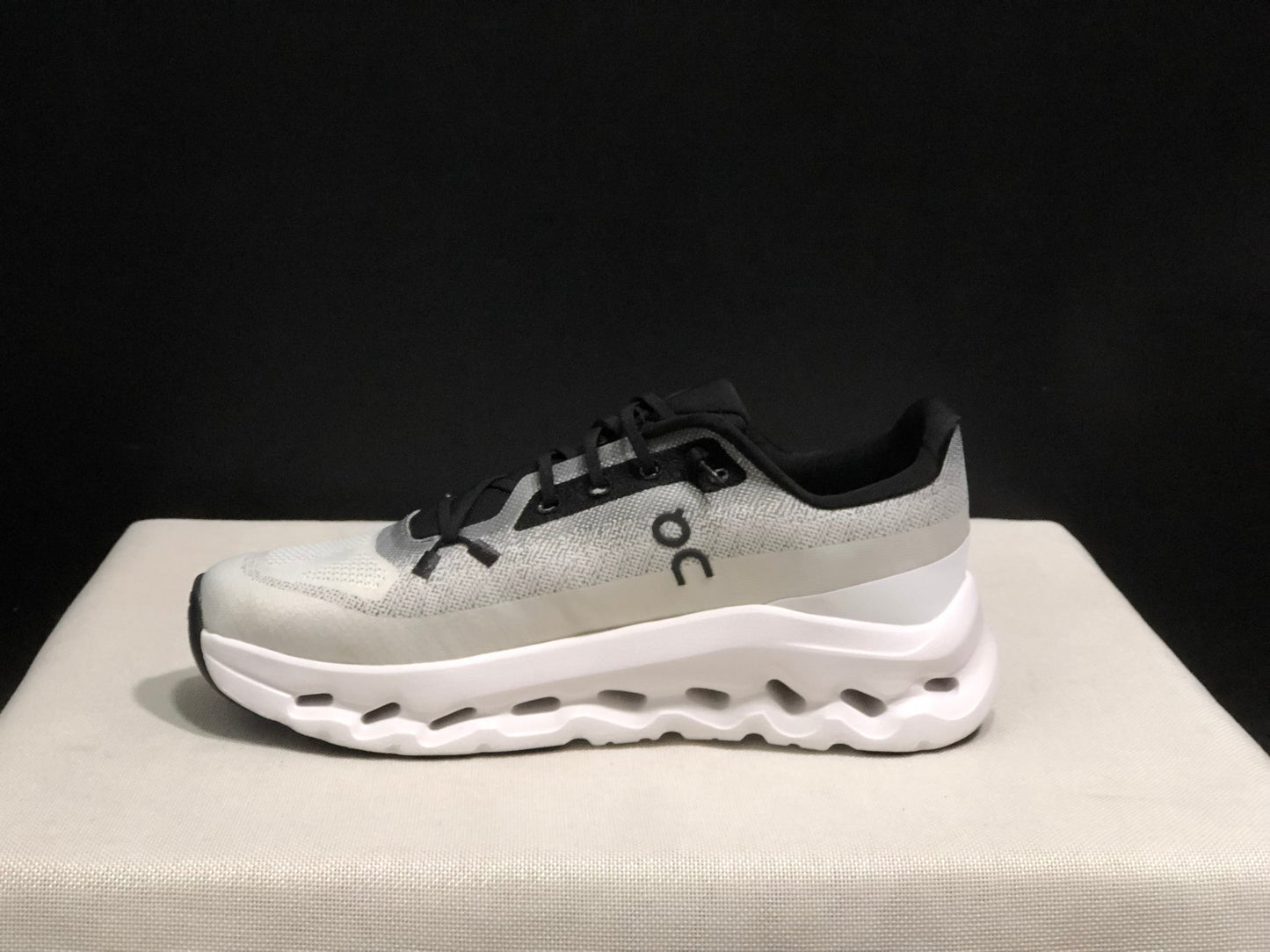 On Cloudtilt "Ivory"